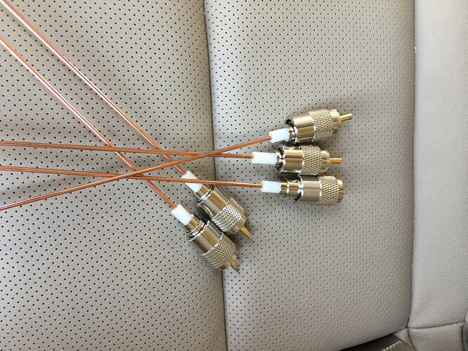 Cinq antennes fouet identiques avec connecteurs PL-259, câbles appairés